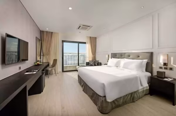 Wyndham Danang Golden Bay Hotel is a five-star hotel with the high-end and luxurious services. Sited right in the unique