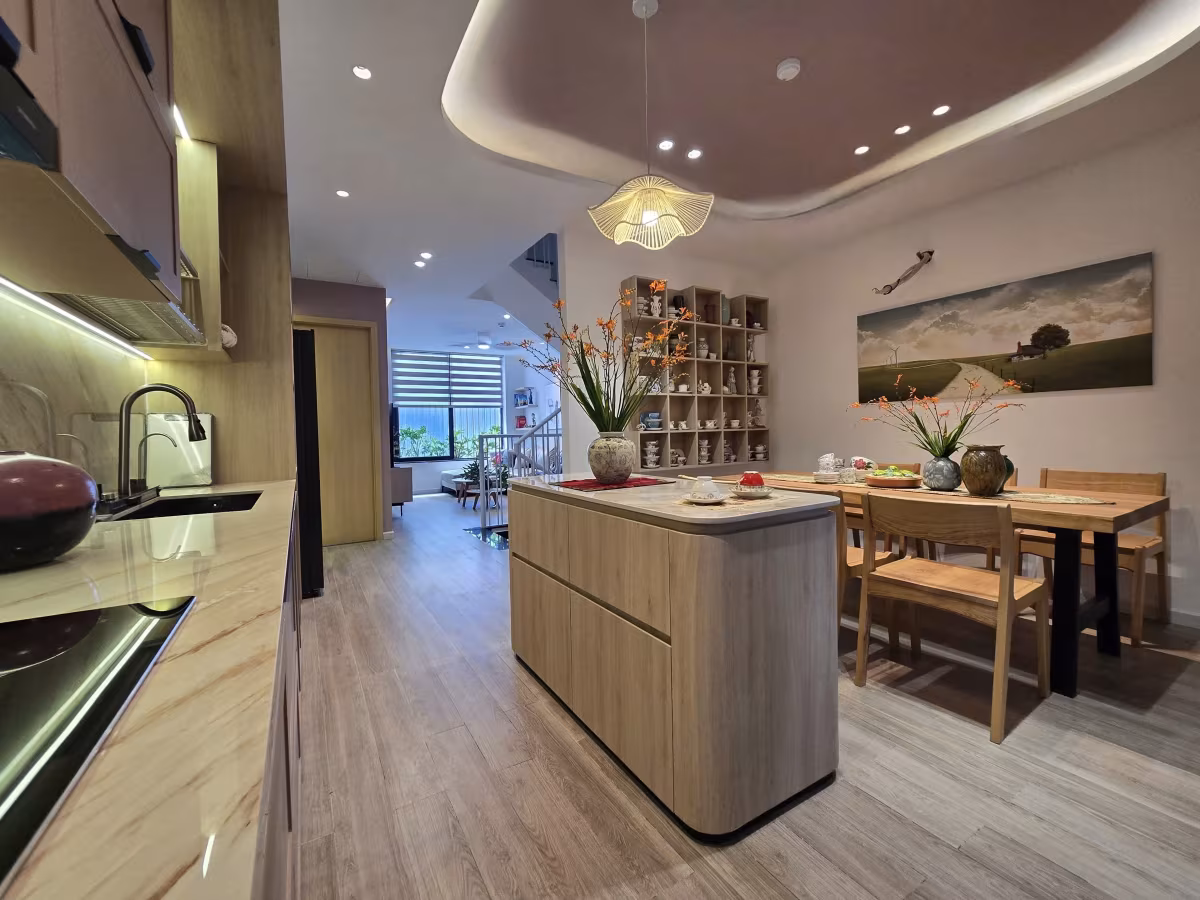 Beautiful new house, fully furnished, near Nguyen Tat Thanh beach; convenient for both living and business
