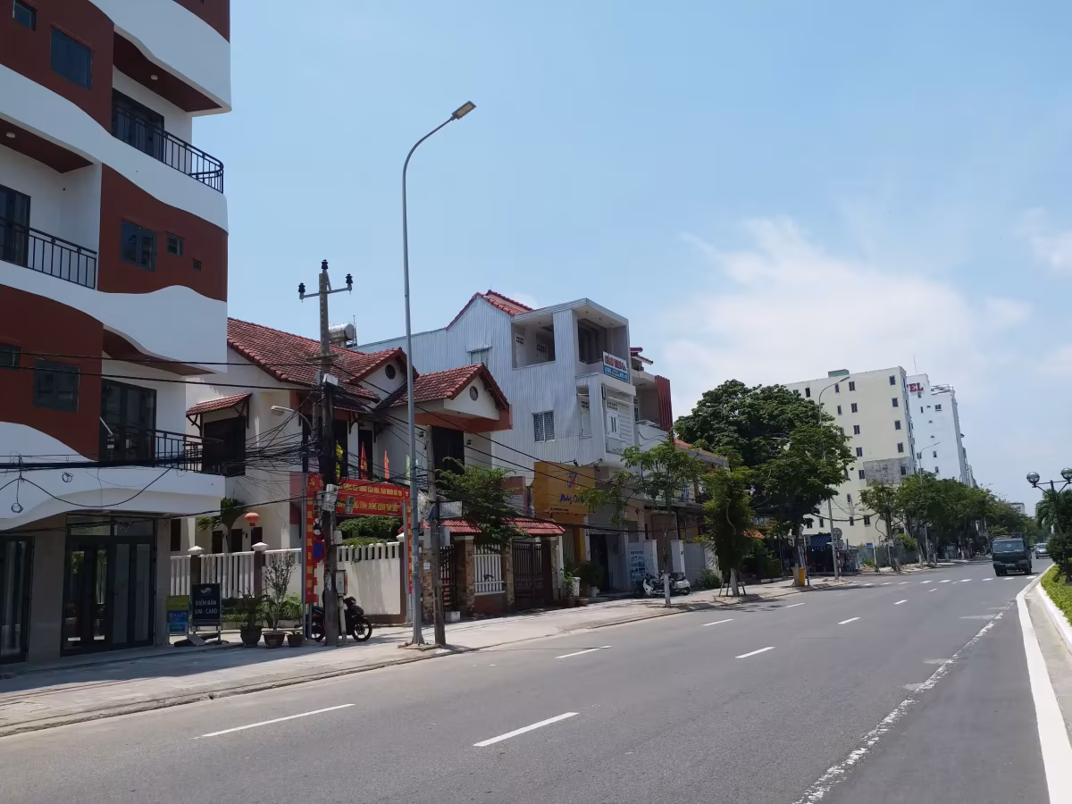 This fully furnished, 3 storey and 5 apartment home for sale is located in Ho Xuan Huong street, Khue My