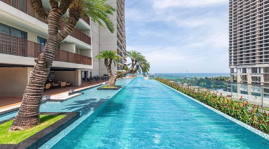 Soleil Da Nang is a premium mixed-use complex of luxury residences and hotels, located at the beachfront intersection of Vo Nguyen Giap and Pham Van Dong. The development features four towers rising 47 to 58 floors, designed by Aedas (Hong Kong) and operated by Wyndham Hotel Group. With its prime coastal location, Soleil offers breathtaking views of the East Sea and the Da Nang skyline, setting new standards for modern living. Residents enjoy a full range of 5-star amenities, including infinity