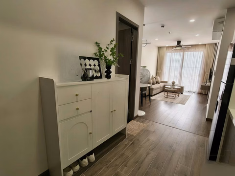 The owner rents out FPT Plaza apartment 3, 2 bedrooms, fully furnished, just bring your suitcase to move in