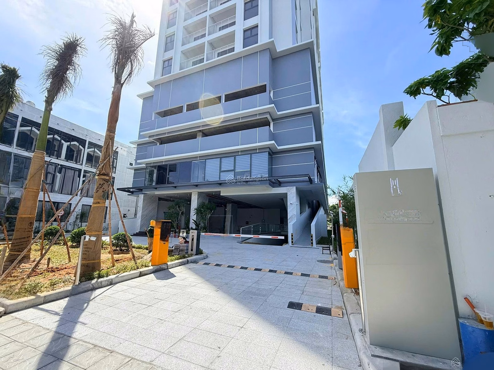 Selling 3 beautiful and cheap sea view apartments along Nguyen Tat Thanh Danang beach for only 2.79 billion