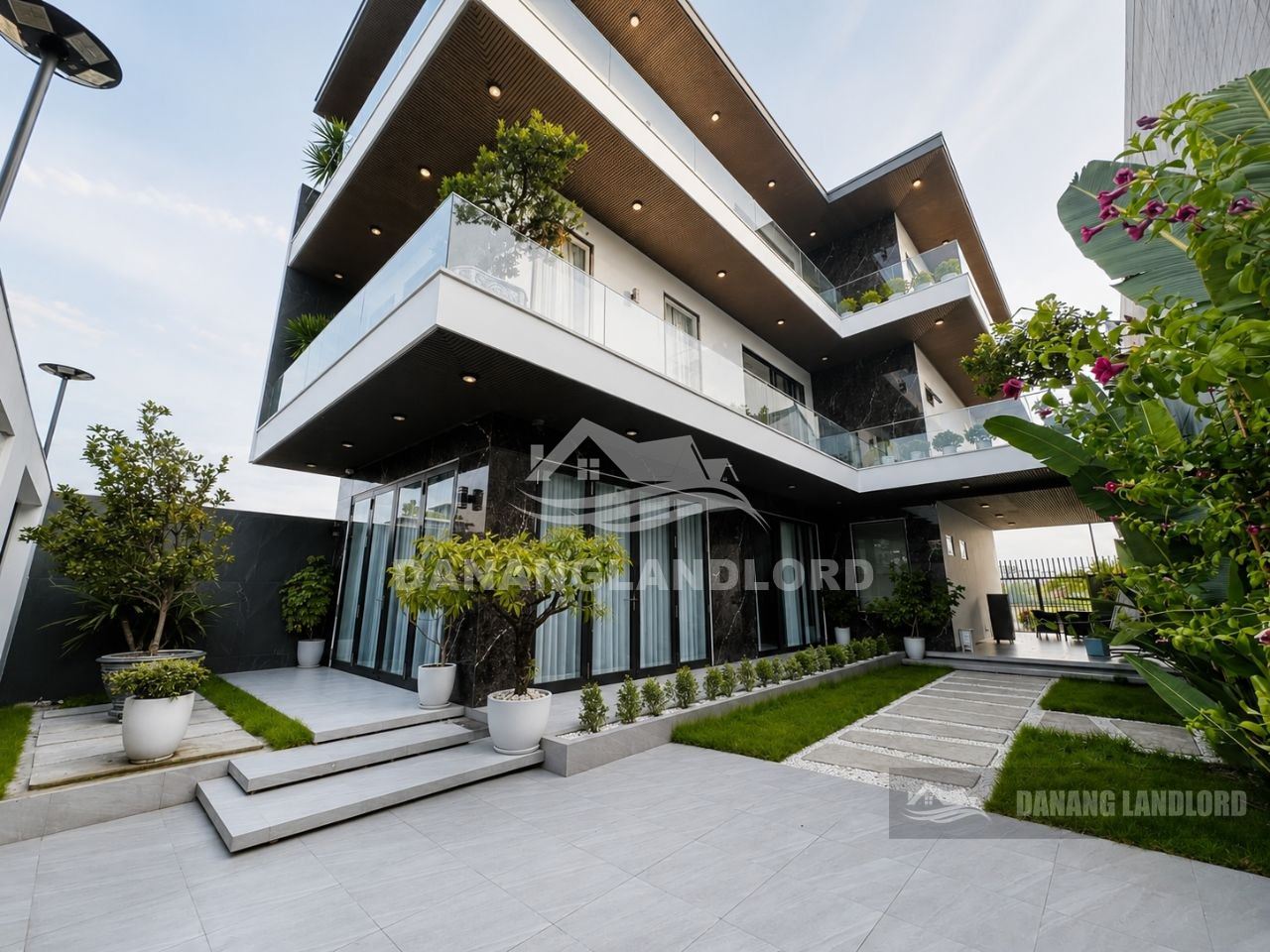 6 bedrooms garden villa in Hoa Xuan area – D022