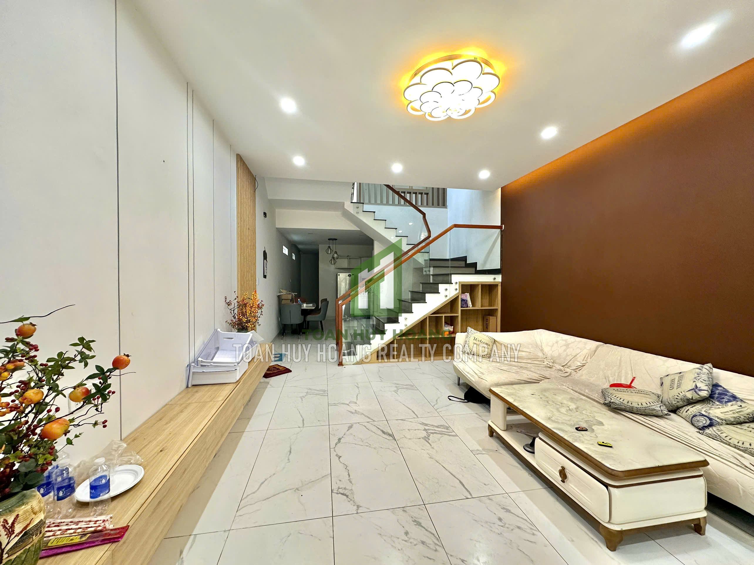 3 storey House with 5 Bedrooms in Hoa Xuan \u2013 D410