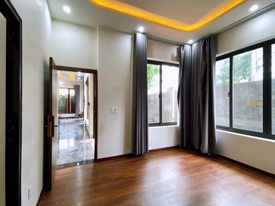 FOR SALE: 2-FRONTAGE VILLA – SON THUY 8 STREET, HOA HAI, NGU HANH SON, DA NANG Asking Price: 11.5 Billion VND (Negotiable) ? Land area: 127.6 m² ? Frontage width: 8 m ? Total usable floor area: 175 m² ? Type: Rare corner villa with two street frontages ? Value advantage: Corner lots are typically 1.2× higher than regular lots → this is a great price Villa Layout & Features 3 en-suite bedrooms – each with a private bathroom. Spacious living room with airy design. Well-designed kitchen with natura