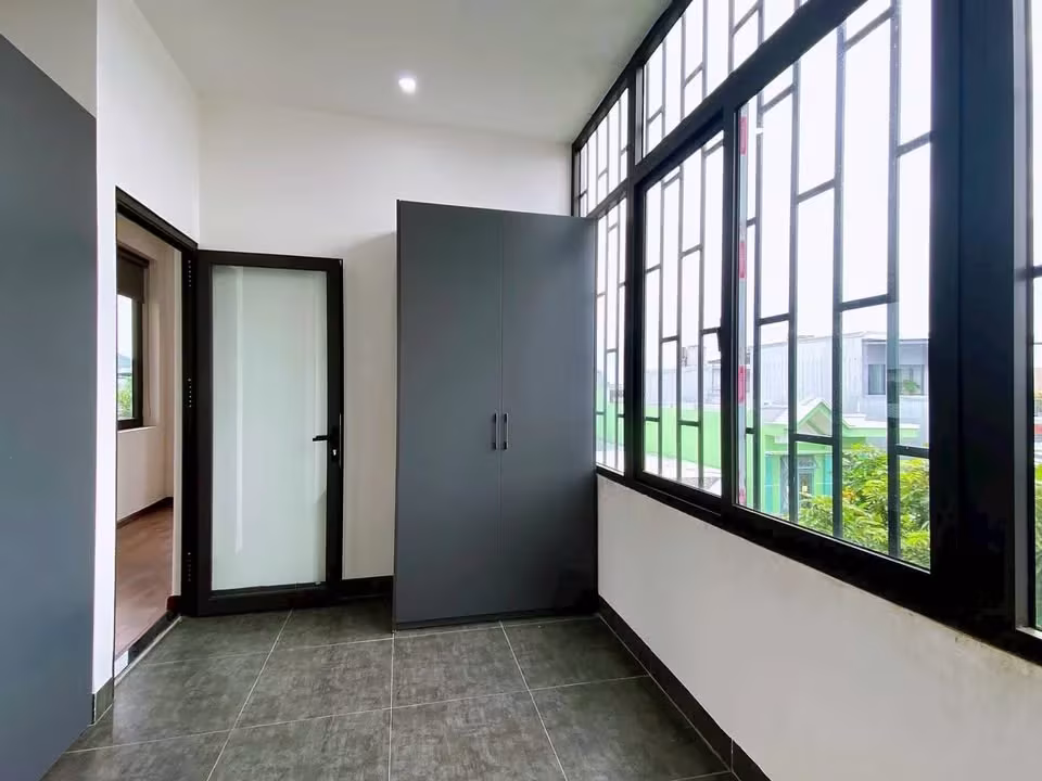 FOR SALE: 2-FRONTAGE VILLA – SON THUY 8 STREET, HOA HAI, NGU HANH SON, DA NANG Asking Price: 11.5 Billion VND (Negotiable) ? Land area: 127.6 m² ? Frontage width: 8 m ? Total usable floor area: 175 m² ? Type: Rare corner villa with two street frontages ? Value advantage: Corner lots are typically 1.2× higher than regular lots → this is a great price Villa Layout & Features 3 en-suite bedrooms – each with a private bathroom. Spacious living room with airy design. Well-designed kitchen with natura