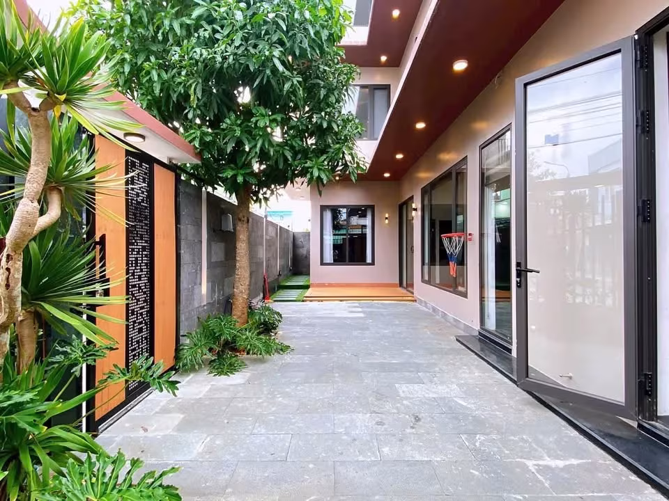 FOR SALE: 2-FRONTAGE VILLA – SON THUY 8 STREET, HOA HAI, NGU HANH SON, DA NANG Asking Price: 11.5 Billion VND (Negotiable) ? Land area: 127.6 m² ? Frontage width: 8 m ? Total usable floor area: 175 m² ? Type: Rare corner villa with two street frontages ? Value advantage: Corner lots are typically 1.2× higher than regular lots → this is a great price Villa Layout & Features 3 en-suite bedrooms – each with a private bathroom. Spacious living room with airy design. Well-designed kitchen with natura