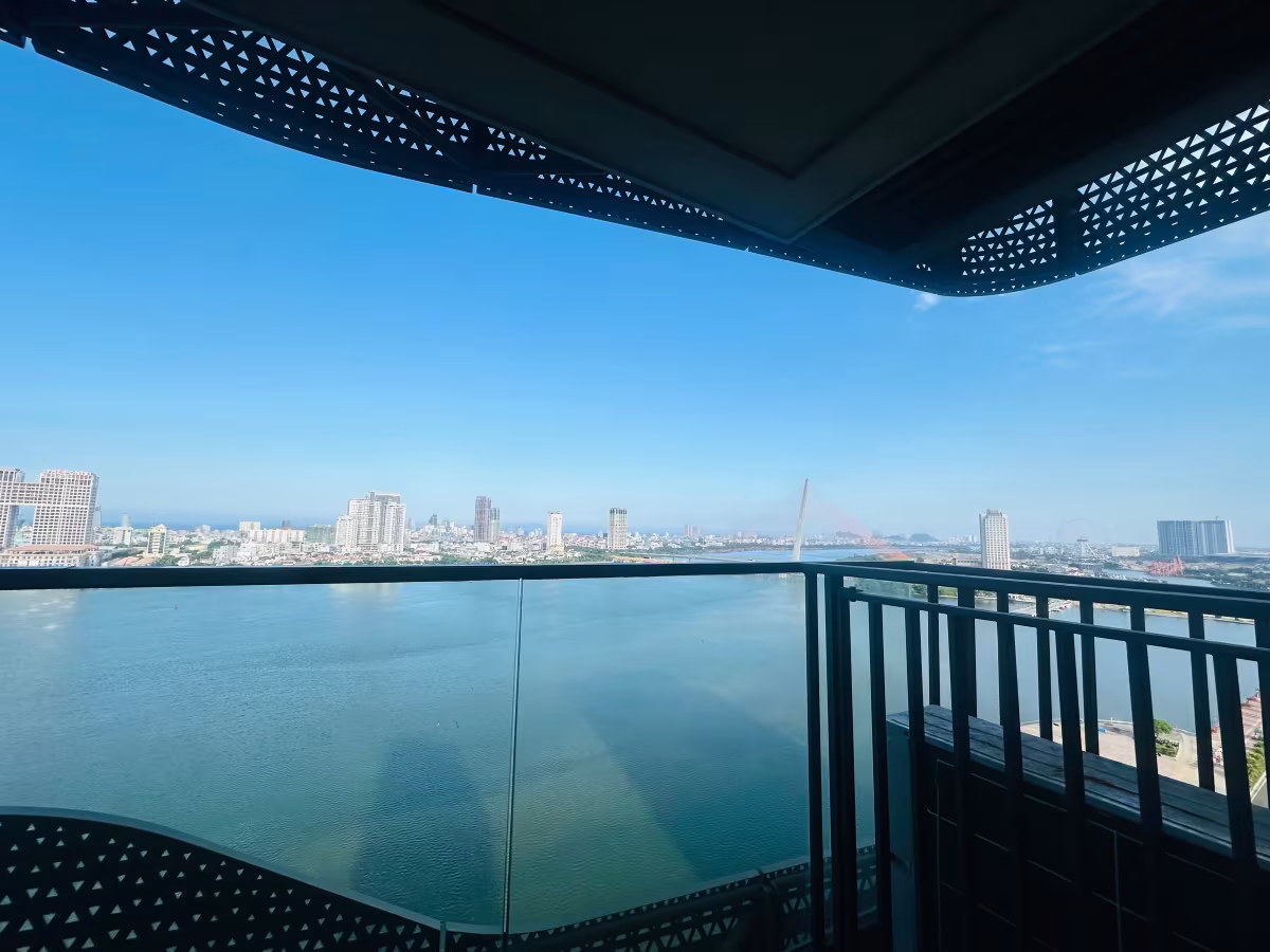 Unit 1803+1804 at The Filmore Đà Nẵng offers a rare opportunity to own a spacious 3-bedroom luxury residence in the heart of Đà Nẵng