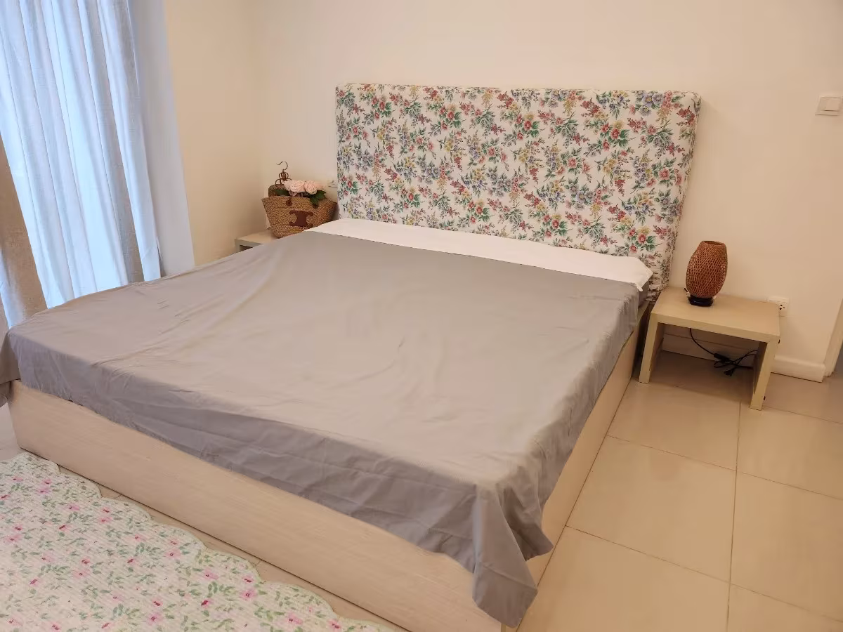 Spacious 2-bedroom apartment at Azura, located in the heart of Da Nang with stunning Han River and city views. Prime central location near the airport, international schools, and hospitals—ideal for living or investment