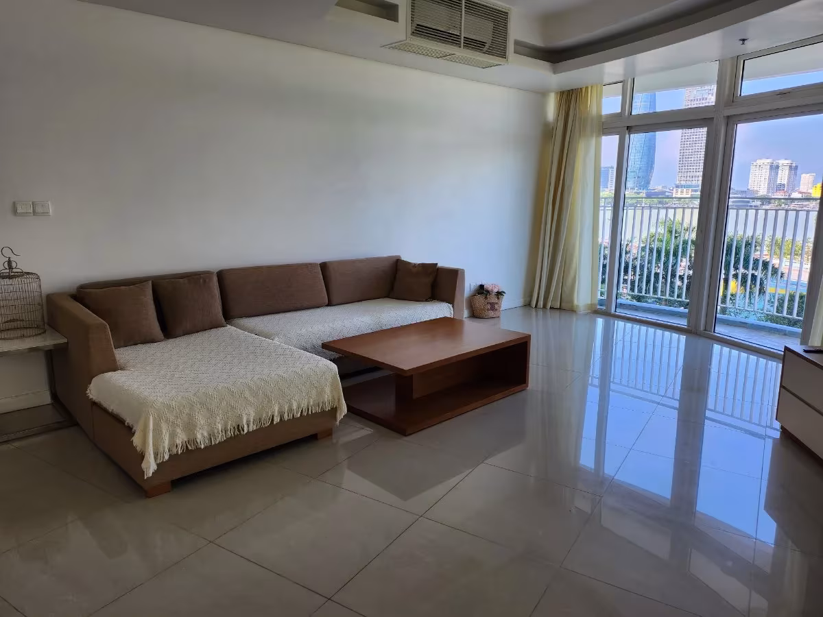 Spacious 2-bedroom apartment at Azura, located in the heart of Da Nang with stunning Han River and city views. Prime central location near the airport, international schools, and hospitals—ideal for living or investment