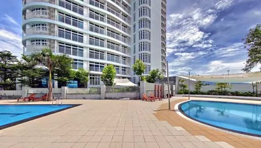 This high floor, family oriented, 3 bedroom apartment for rent is located in Azura building Da Nang. Azura Da Nang