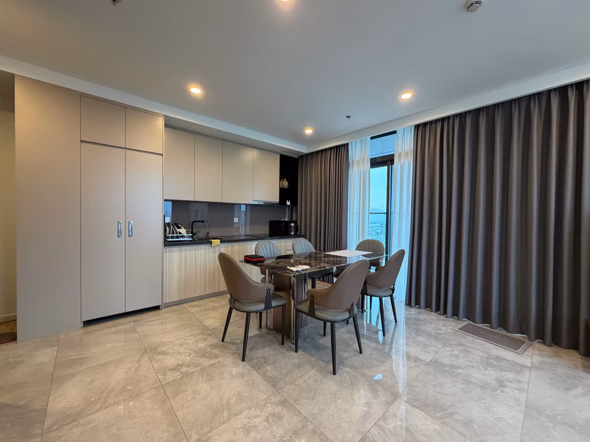 A 2-bedroom apartment on the 22nd floor, ~75.5 m² (gross) / ~71.5 m² (usable). Modern design with a spacious living room, open kitchen, and private balcony overlooking the Han River and city skyline. Located in a luxury development with infinity pool, gym, sky garden, and 24/7 concierge service. Prime riverside location on Bạch Đằng Street – perfect for living or investment