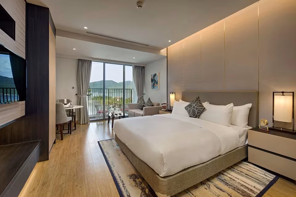 Soleil Wyndham Da Nang Condos Soleil Wyndham Danang will offering five-star, international standards offering condos for sale. The four