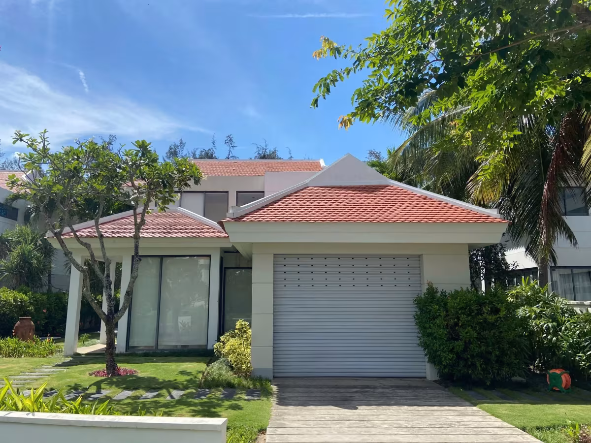 This is a luxurious 2-bedroom Villa with a private swimming pool surrounded by lush tropical plants. the open Living room and Kitchen plan offer a fantastic and highly usable space perfect for comfortable day to day life as well as for hosting gatherings.