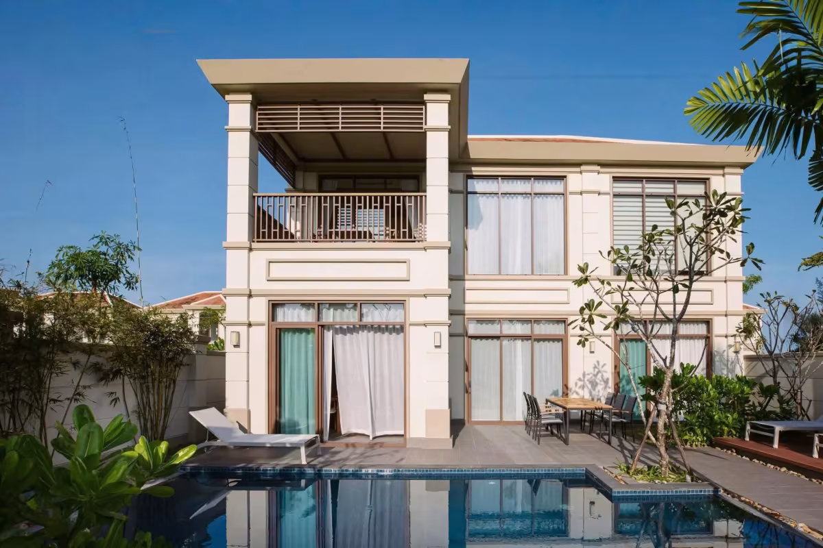 Fusion Resort & Villas Danang is a five-star beachfront wellness resort located along the prestigious Da Nang – Hoi An coastline. Spanning 15.75 hectares, the development features 85 luxury private villas and a 157-room hotel, professionally managed by Fusion Hotel Group. Each villa is fully furnished with a private swimming pool and landscaped garden, making it ideal for a holiday home, second residence, or rental investment.