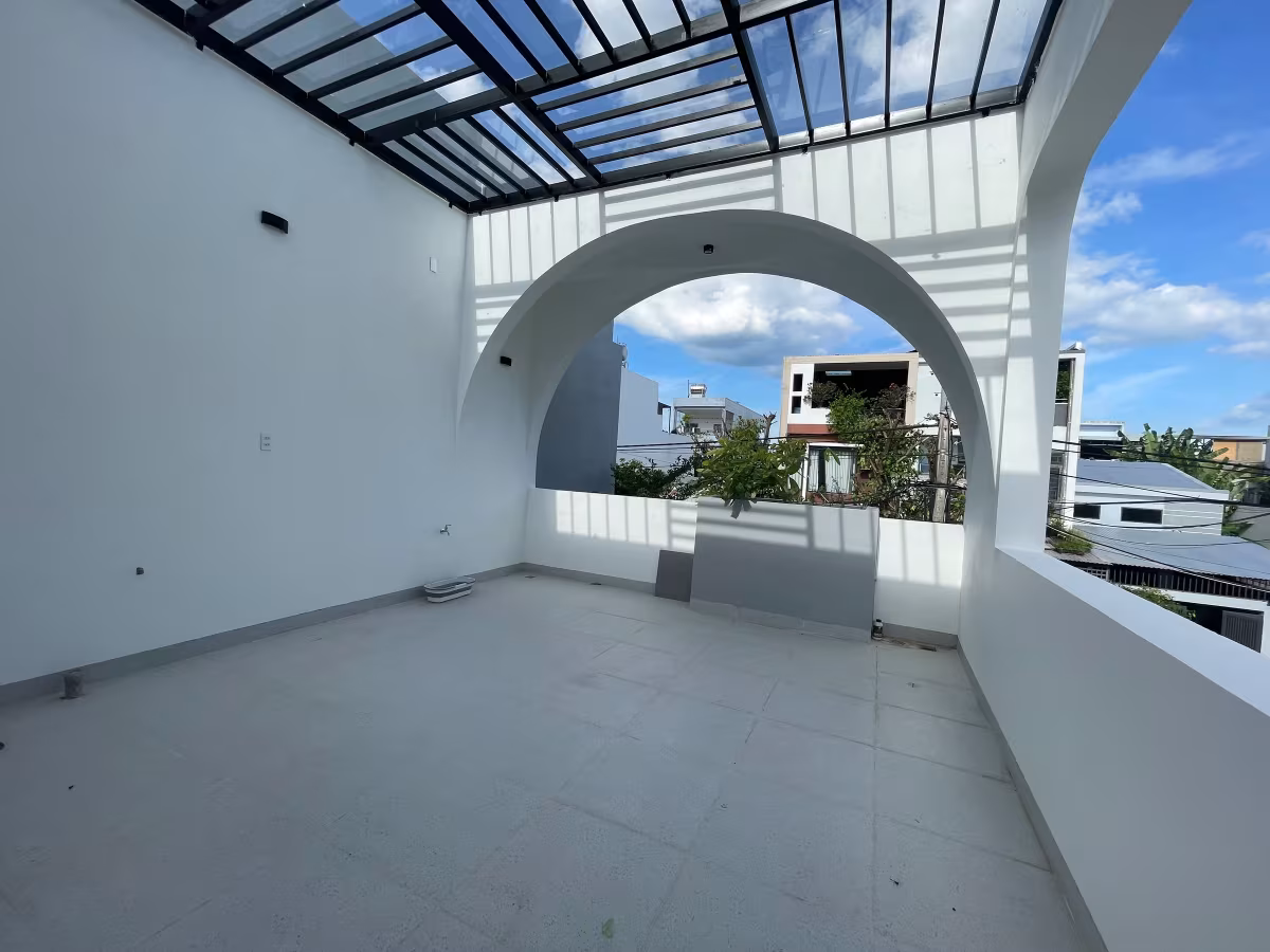 The house features 2 floors with a bright living room, kitchen and dining area, 3 medium-sized bedrooms, 3 bathrooms, a balcony, laundry space, and a skylight for natural light