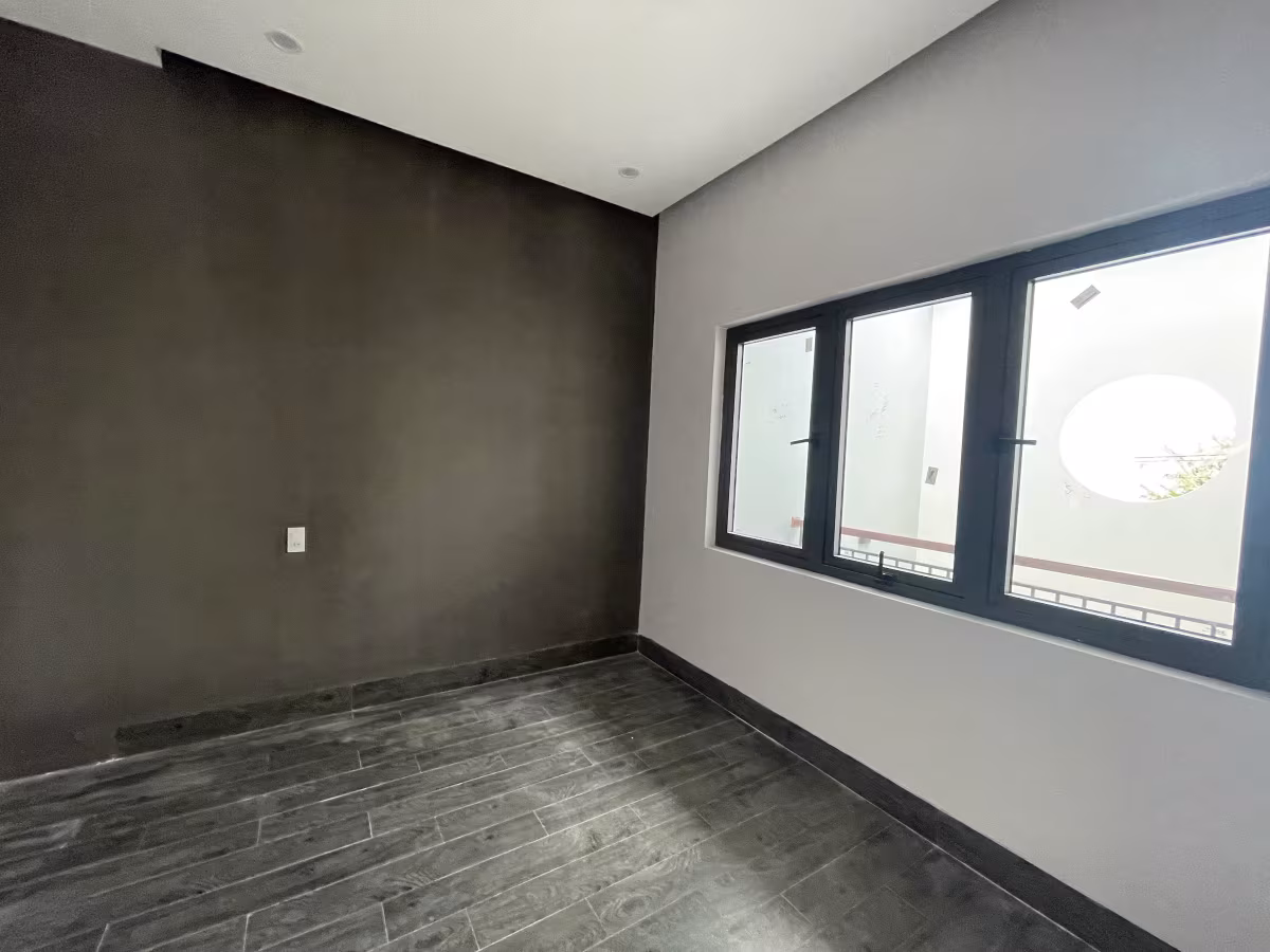 The house features 2 floors with a bright living room, kitchen and dining area, 3 medium-sized bedrooms, 3 bathrooms, a balcony, laundry space, and a skylight for natural light