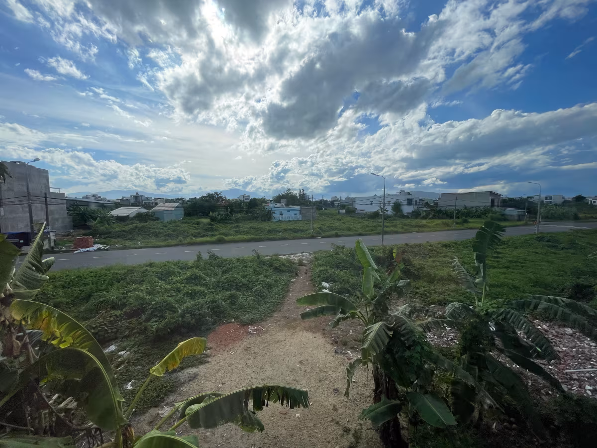 The house features 2 floors with a bright living room, kitchen and dining area, 3 medium-sized bedrooms, 3 bathrooms, a balcony, laundry space, and a skylight for natural light