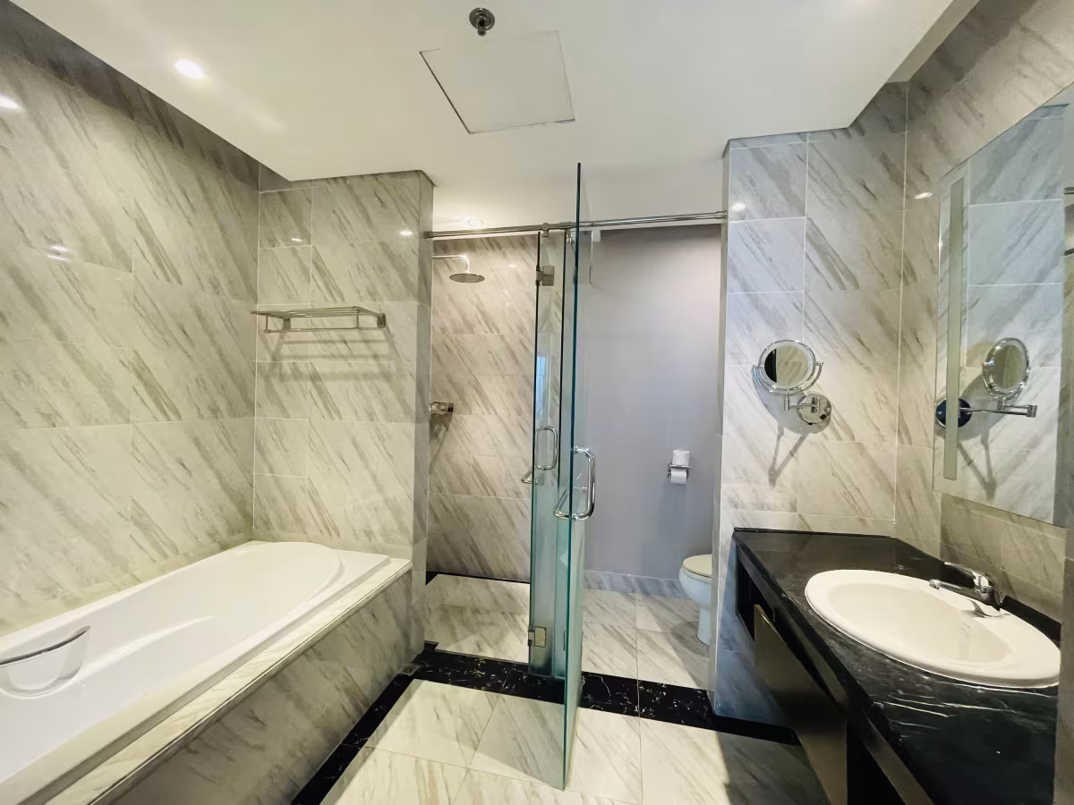 Altara Suites – 7th floor, 56m², 1BR–1BA, private balcony with city view. Fully furnished to 5-star standards. Amenities: pool, gym, spa, restaurant, reception & 24/7 security. Walking distance to My Khe Beach, 5–8 mins to city center, 10–15 mins to airport. Contact Ms. Huong for viewing
