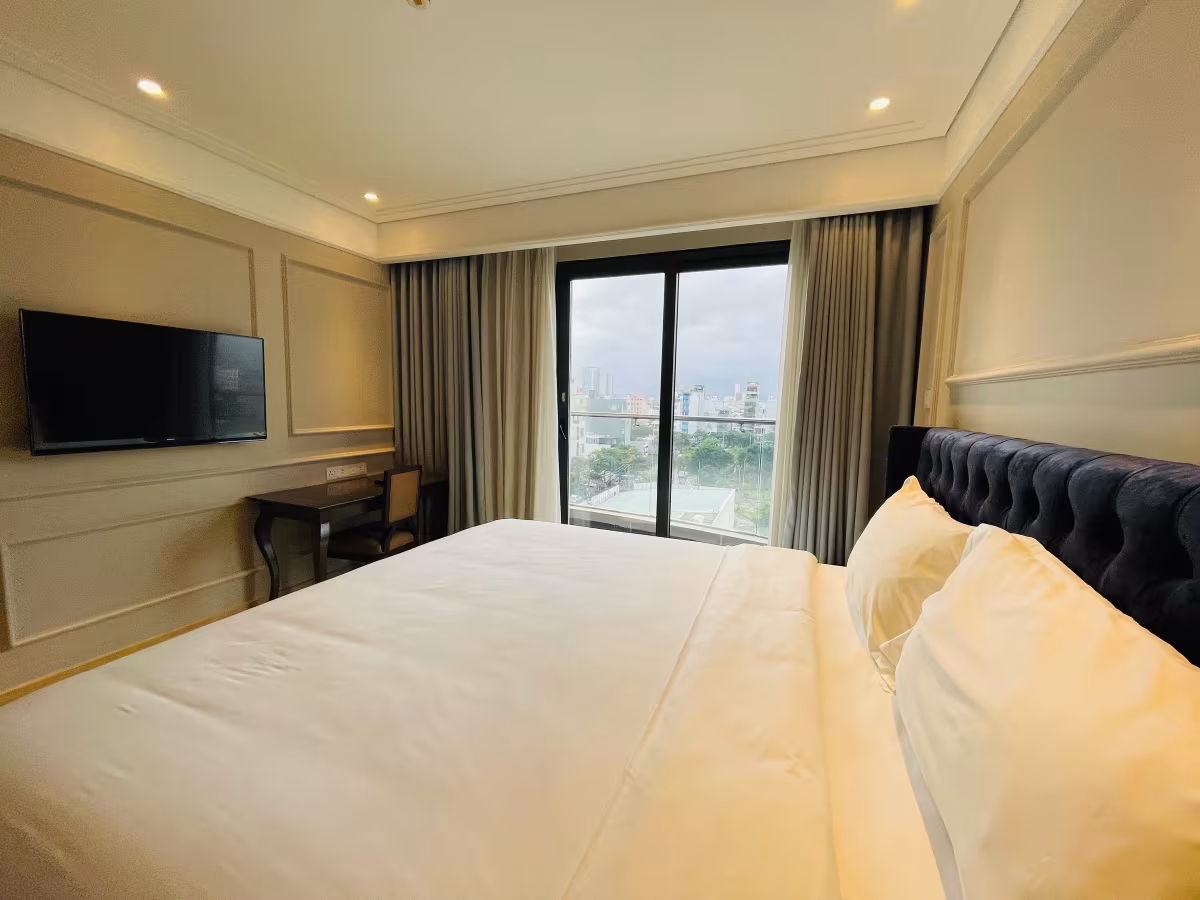 Altara Suites – 7th floor, 56m², 1BR–1BA, private balcony with city view. Fully furnished to 5-star standards. Amenities: pool, gym, spa, restaurant, reception & 24/7 security. Walking distance to My Khe Beach, 5–8 mins to city center, 10–15 mins to airport. Contact Ms. Huong for viewing