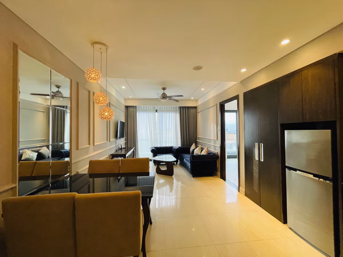 Altara Suites – 7th floor, 56m², 1BR–1BA, private balcony with city view. Fully furnished to 5-star standards. Amenities: pool, gym, spa, restaurant, reception & 24/7 security. Walking distance to My Khe Beach, 5–8 mins to city center, 10–15 mins to airport. Contact Ms. Huong for viewing