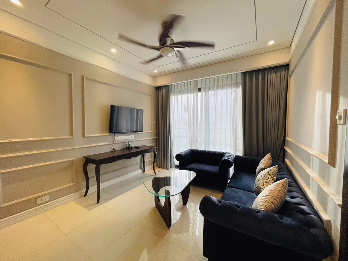 Altara Suites – 7th floor, 56m², 1BR–1BA, private balcony with city view. Fully furnished to 5-star standards. Amenities: pool, gym, spa, restaurant, reception & 24/7 security. Walking distance to My Khe Beach, 5–8 mins to city center, 10–15 mins to airport. Contact Ms. Huong for viewing