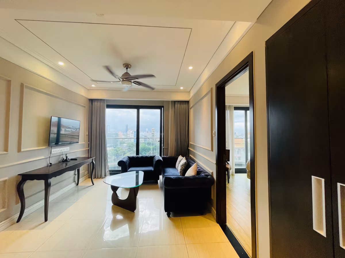 Altara Suites – 7th floor, 56m², 1BR–1BA, private balcony with city view. Fully furnished to 5-star standards. Amenities: pool, gym, spa, restaurant, reception & 24/7 security. Walking distance to My Khe Beach, 5–8 mins to city center, 10–15 mins to airport. Contact Ms. Huong for viewing