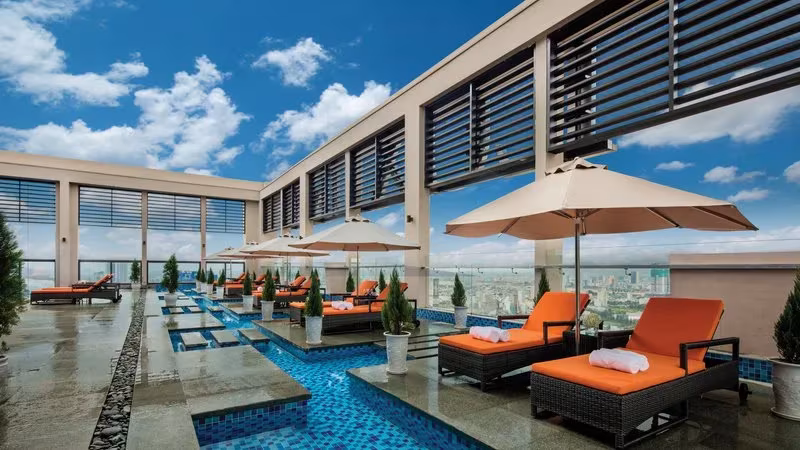 Altara Suites – 7th floor, 56m², 1BR–1BA, private balcony with city view. Fully furnished to 5-star standards. Amenities: pool, gym, spa, restaurant, reception & 24/7 security. Walking distance to My Khe Beach, 5–8 mins to city center, 10–15 mins to airport. Contact Ms. Huong for viewing