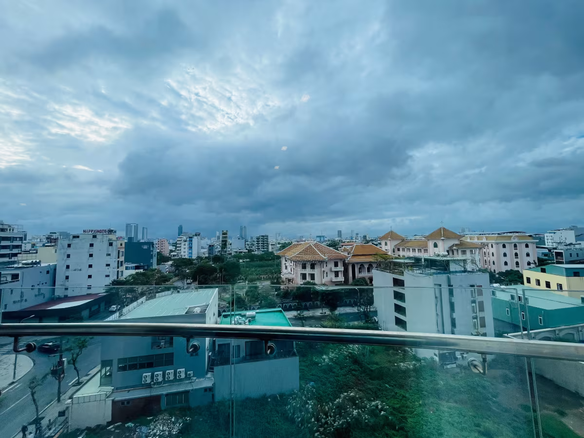 Altara Suites – 7th floor, 56m², 1BR–1BA, private balcony with city view. Fully furnished to 5-star standards. Amenities: pool, gym, spa, restaurant, reception & 24/7 security. Walking distance to My Khe Beach, 5–8 mins to city center, 10–15 mins to airport. Contact Ms. Huong for viewing